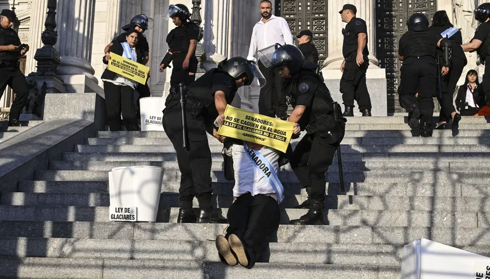 Tensión en el Congreso por la discusión de la Ley de Glaciares: activistas detenidos y periodistas agredidos