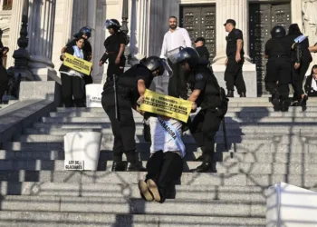 Tensión en el Congreso por la discusión de la Ley de Glaciares: activistas detenidos y periodistas agredidos
