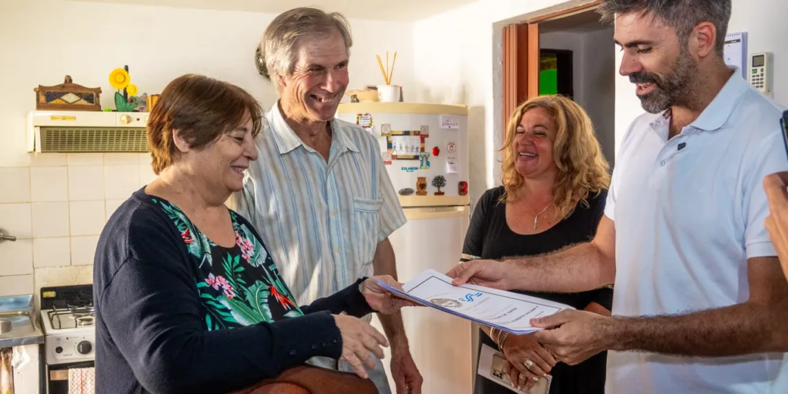 Después de muchos años de espera una familia de Morse recibió la escritura de su casa