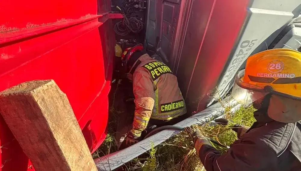 Pergamino: un camionero murió mientras manejaba, el vehículo volcó y un centenar de personas faenó la carga