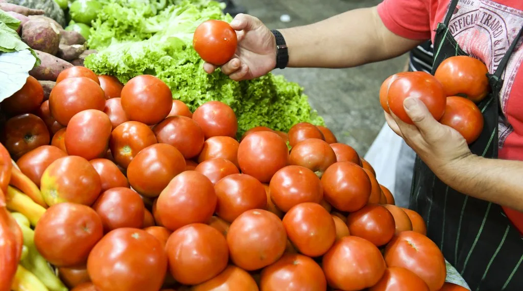 Las verduras y frutas de la mesa familiar desbordaron en enero al IPC antiinflacionario del INDEC