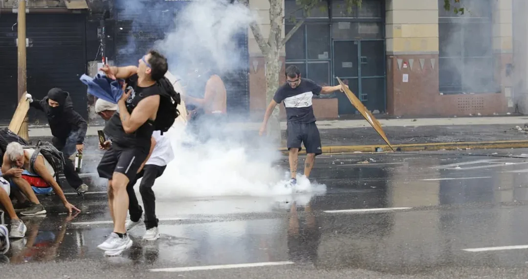 Hubo incidentes afuera del Congreso y la policía aplicó el protocolo antipiquetes