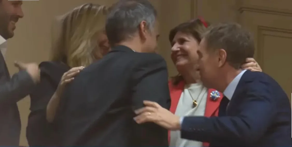 Entre risas y abrazos, Karina Milei, Bullrich, Adorni y Santilli celebraron el triunfo en el Senado