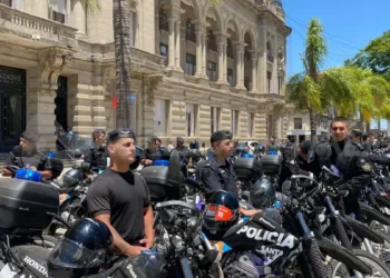 Santa Fe: policías se manifestaron en la Casa de Gobierno en reclamo salarial