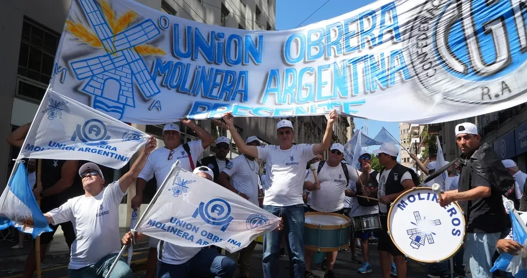 Manifestantes cortaron la 9 de Julio y se enfrentaron con la Policía: marchan al Congreso