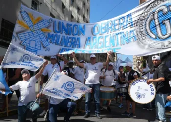Manifestantes cortaron la 9 de Julio y se enfrentaron con la Policía: marchan al Congreso