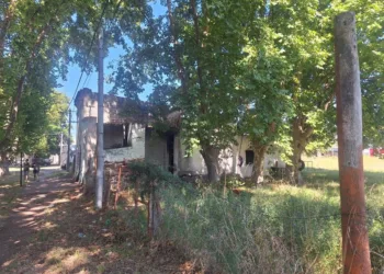 Reclaman medidas ante una casa abandonada en barrio Noroeste