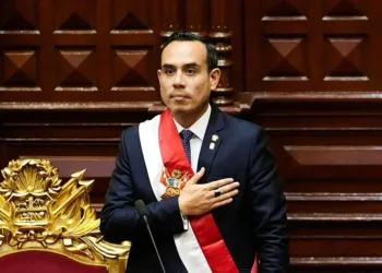 El presidente de Perú niega cualquier delito antes de un voto de destitución del Congreso