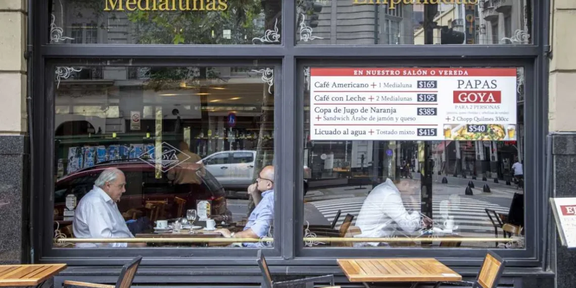 Restaurantes y hoteles fue uno de los rubros que empujaron la inflación en enero