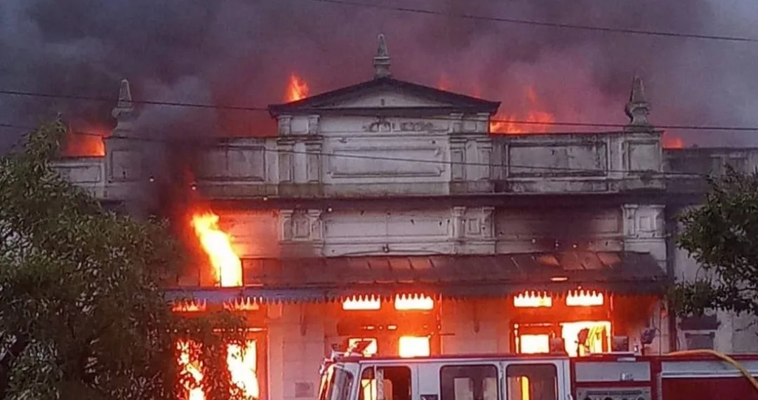 Un incendio arrasó la estación de trenes de Alberdi