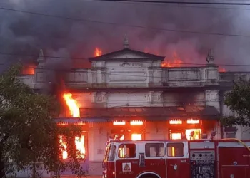 Un incendio arrasó la estación de trenes de Alberdi