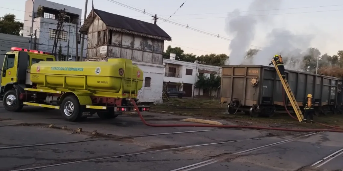 Incendio en un vagón de tren en la ciudad
