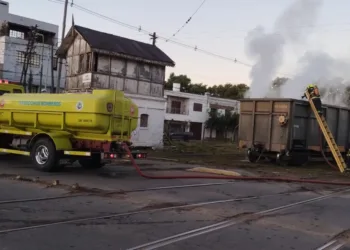 Incendio en un vagón de tren en la ciudad