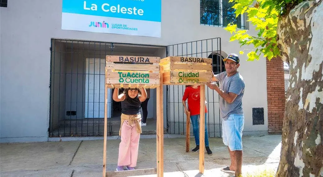Vecinos del barrio La Celeste participaron de la entrega de cestos domiciliarios de residuos