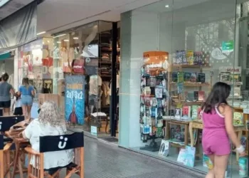 Los comercios flexibilizan sus horarios  y restan horas de atención al público