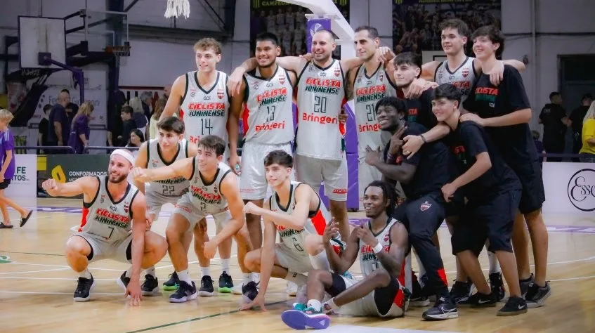 Ciclista juega el último partido como local de la fase regular