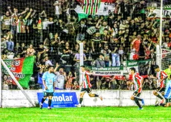 Victoria épica y festejo bajo la lluvia: Ambos Mundos venció a Defensa y forzó otra final