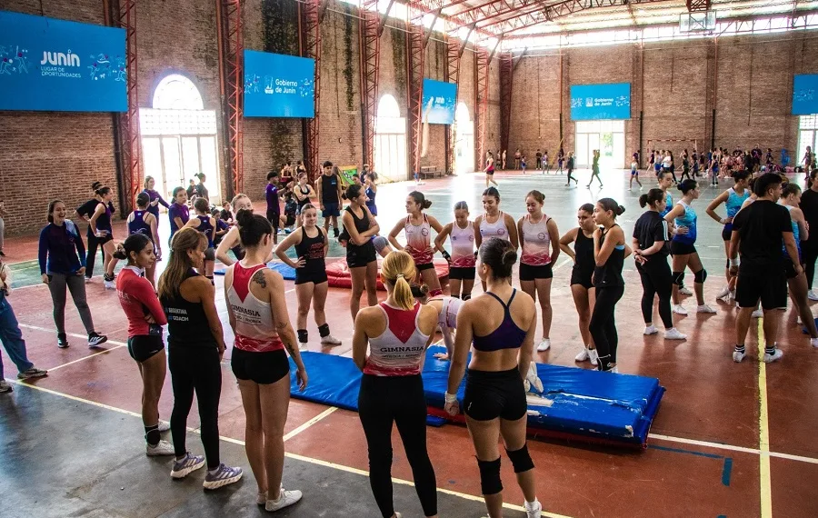 Exitoso campus de gimnasia aeróbica