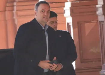 Amplían la denuncia contra Adorni por la compra del departamento de Caballito y piden citar a la escribana