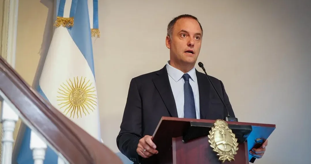 Manuel Adorni acusó al peronismo de convertir el país en “tierra arrasada” y habló de “revolución económica”