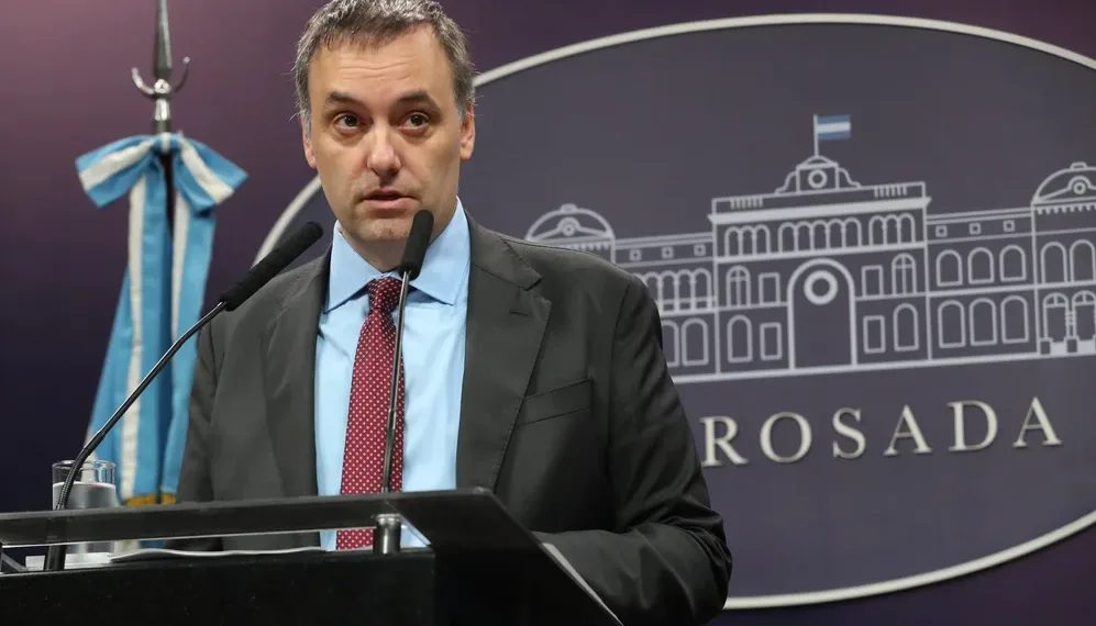 Advierten que “si Adorni se fue de la conferencia de prensa debe irse también del Gobierno”