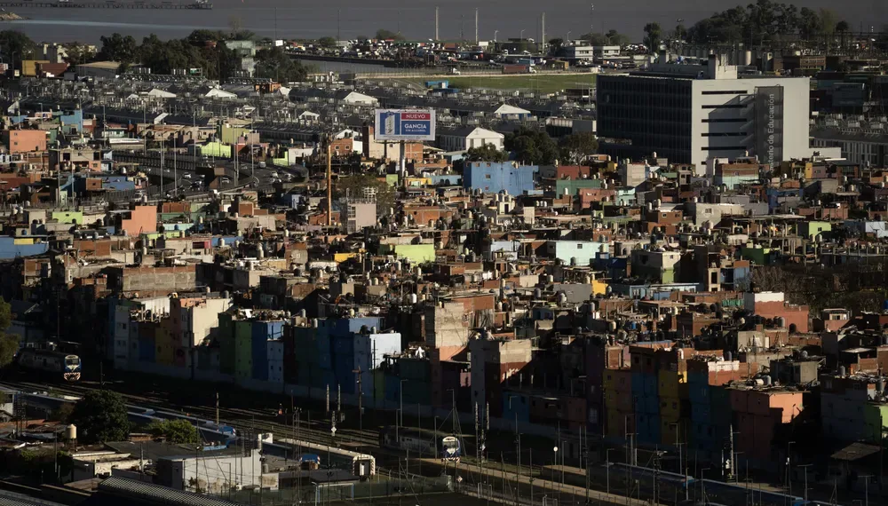 La pobreza cayó al 28,2% en el segundo semestre del año pasado, según el Indec