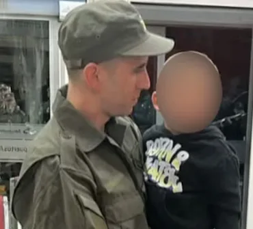 Nahuel Gallo llegó a Argentina y fue recibido por su esposa e hijo