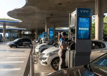 El Gobierno habilitó agregar más bioetanol en las naftas para frenar la suba de precios