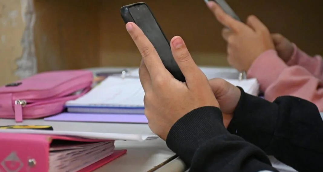 Senadores vuelven a debatir el uso de celulares en las escuelas secundarias