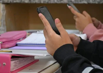 Senadores vuelven a debatir el uso de celulares en las escuelas secundarias
