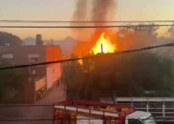 Dramático incendio provocó terror en  los vecinos por explosiones de garrafas