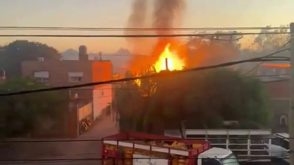 Dramático incendio provocó terror en los vecinos por explosiones de garrafas