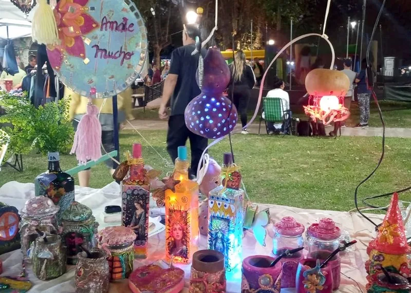 Fiesta, color y calor en otra edición de  la Feria de Artesanos de la Plaza Alem