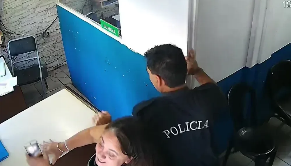 Escándalo en una comisaría marplatense: un policía insultó y echó a los empujones a una mujer