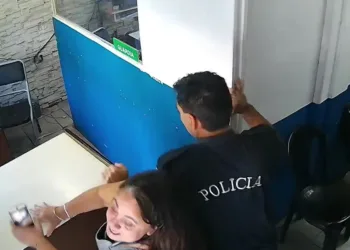 Escándalo en una comisaría marplatense: un policía insultó y echó a los empujones a una mujer