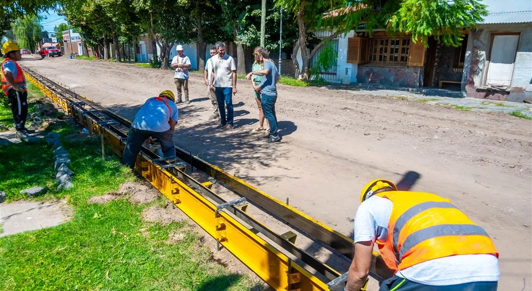 Trabajos de cordón cuneta en el barrio Nuestra Señora de La Merced