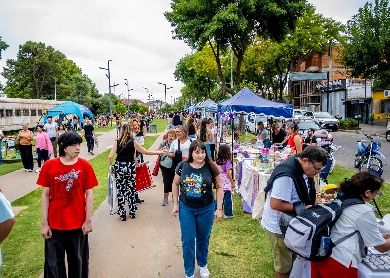 La Feria Emprendedora del 8M reunió a una multitud en el Parque Lineal