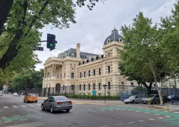 La Provincia recibe a estatales, pero advierte: «Hicimos la mejor paritaria de la Argentina»