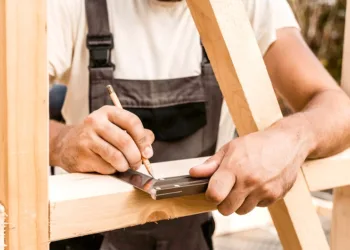 El carpintero: ese optimista que todavía cree en los ángulos rectos
