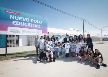 Axel Kicillof inauguró el edificio educativo 300 con críticas a la política de Javier Milei