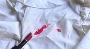 Cómo quitar las manchas de maquillaje de la ropa