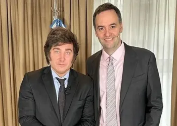 Javier Milei viaja a la Bolsa de Comercio de Córdoba acompañado por Manuel Adorni