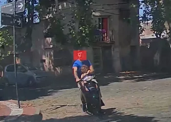 Motociclista en contramano, sin casco y con una menor en brazos