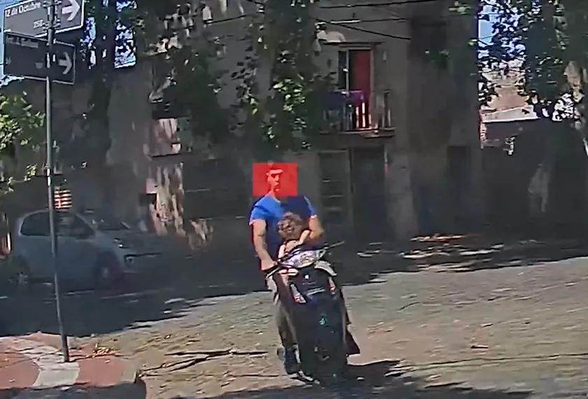 Motociclista en contramano, sin casco y con una menor en brazos