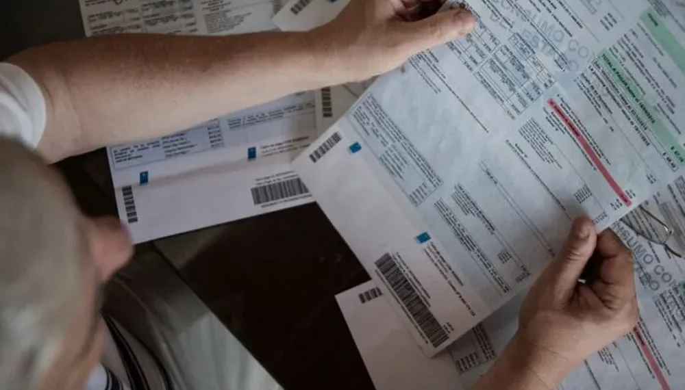 Golpe al bolsillo: abril llega con fuertes subas en transporte, luz y prepagas