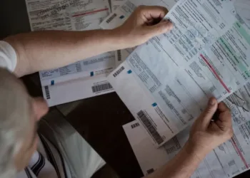 Golpe al bolsillo: abril llega con fuertes subas en transporte, luz y prepagas