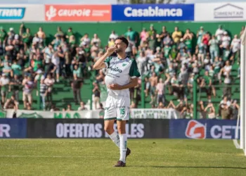 Sarmiento sacó pecho en el Eva Perón: un triunfo de carácter que hunde a Aldosivi y lo afianza en Primera