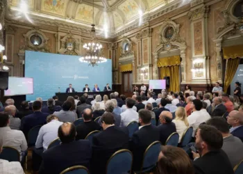 Kicillof: “La Provincia y los municipios no les vamos a dar la espalda a los bonaerenses que sufren necesidades”