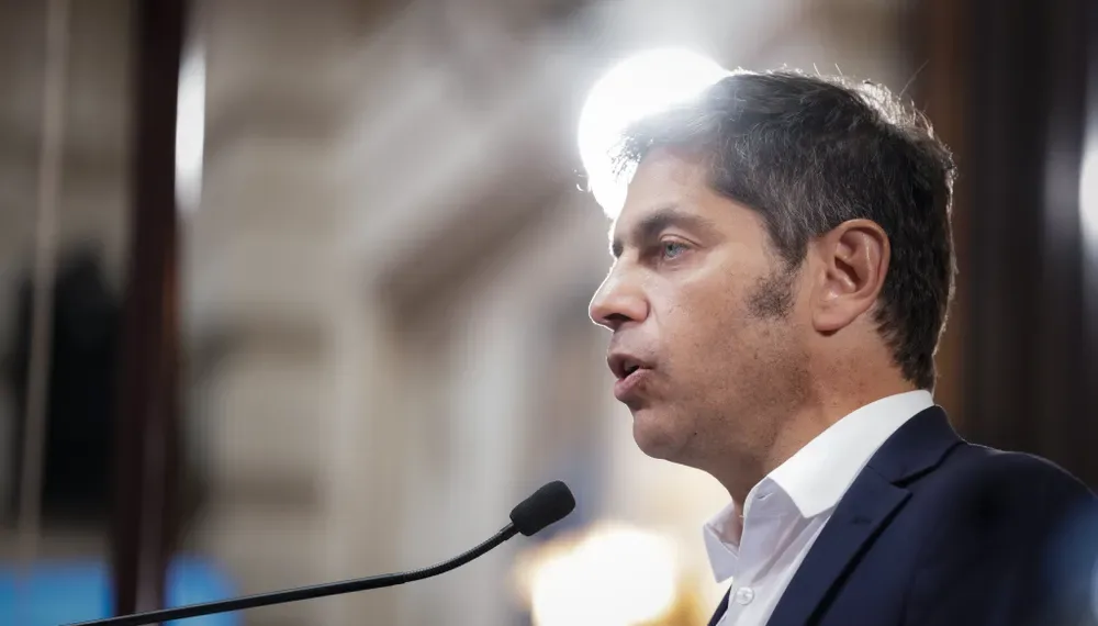 Axel Kicillof se metió en la polémica de Manuel Adorni y dijo que Javier Milei es «muy mal economista»