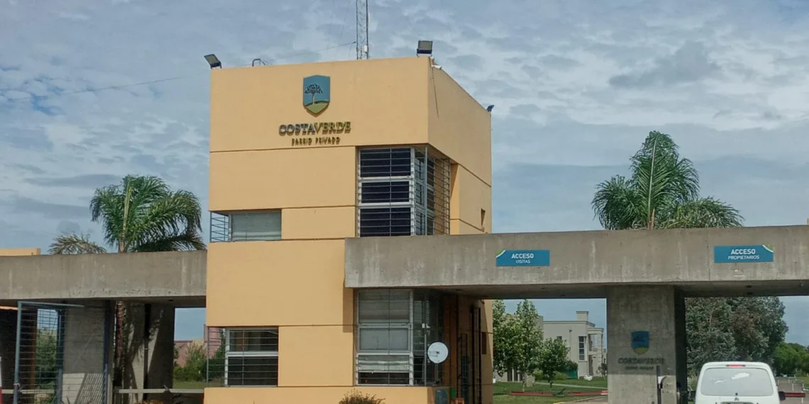 Denunciaron robos en dos viviendas de un barrio privado